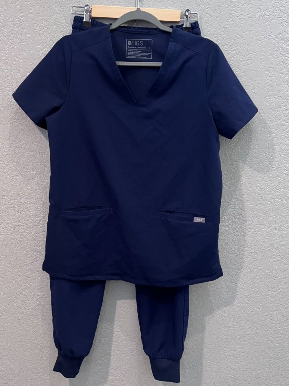 Figs Scrub Set- Navy Casma Scrub Top and Uman High-Rise Jogger Scrub Pant